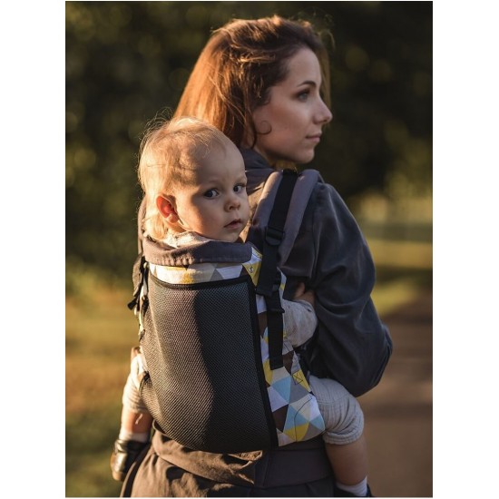 Ергономична раница Kinder Hop Grow Air - Yellow Triangles Ергономична раница Kinder Hop Grow Air - Yellow Triangles